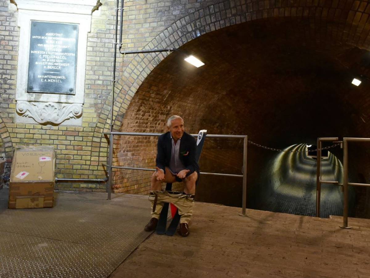 Martin Rendel demonstriert Idee zu seiner Erfindung: Die schräge Toilette