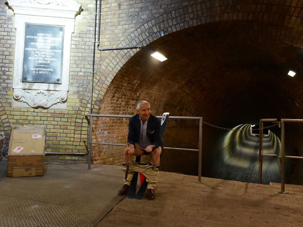 Martin Rendel demonstriert Idee zu seiner Erfindung: Die schräge Toilette
