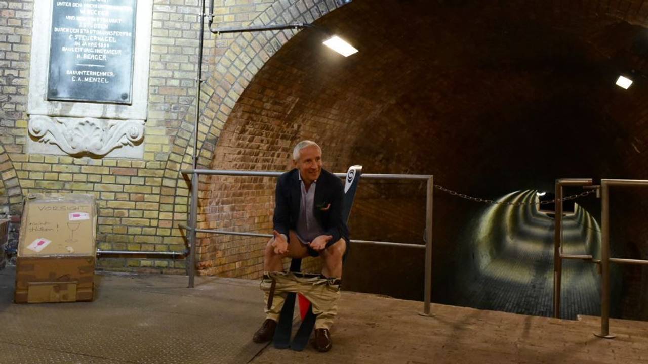 Martin Rendel demonstriert Idee zu seiner Erfindung: Die schräge Toilette