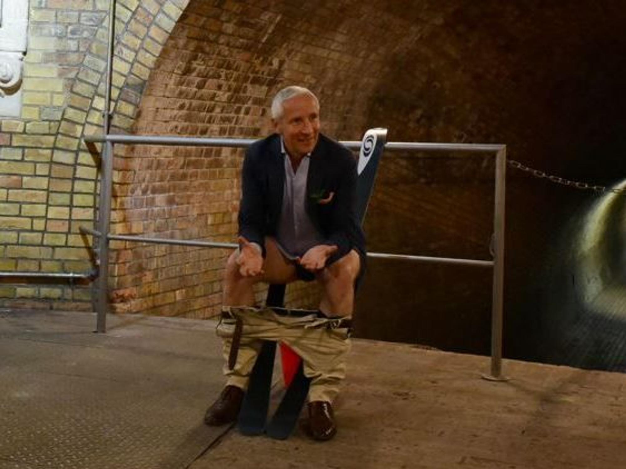 Martin Rendel demonstriert Idee zu seiner Erfindung: Die schräge Toilette