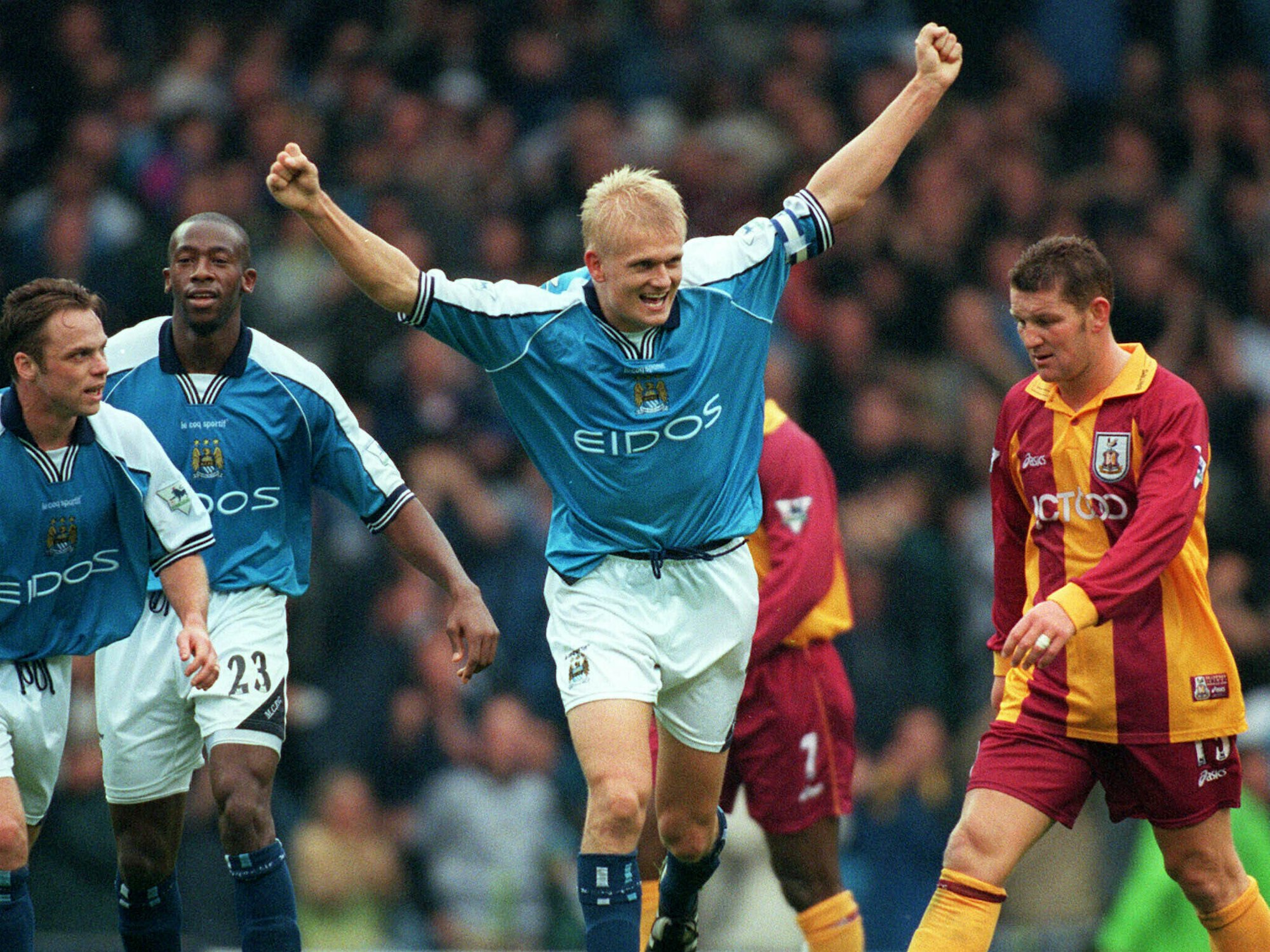 Alf-Inge Haaland reißt die Arme in die Luft und lacht.