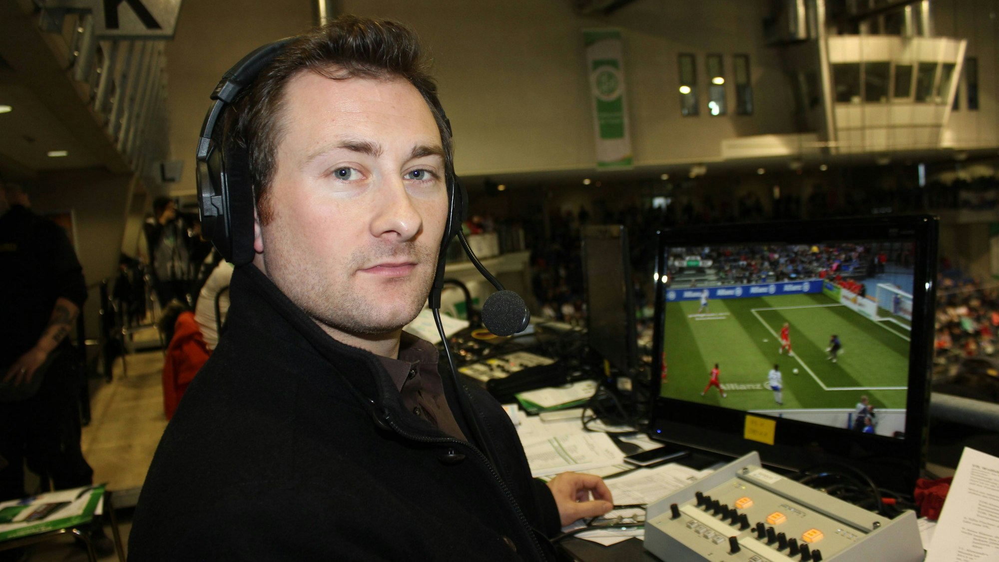 Robert Hunke in der Kommentatoren-Kabine