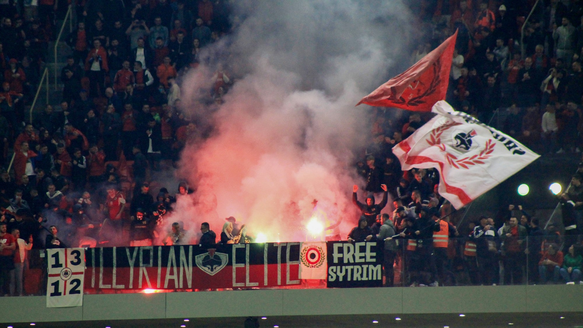 Albanische Fans entzünden Pyrotechnik und schwenken Fahnen.