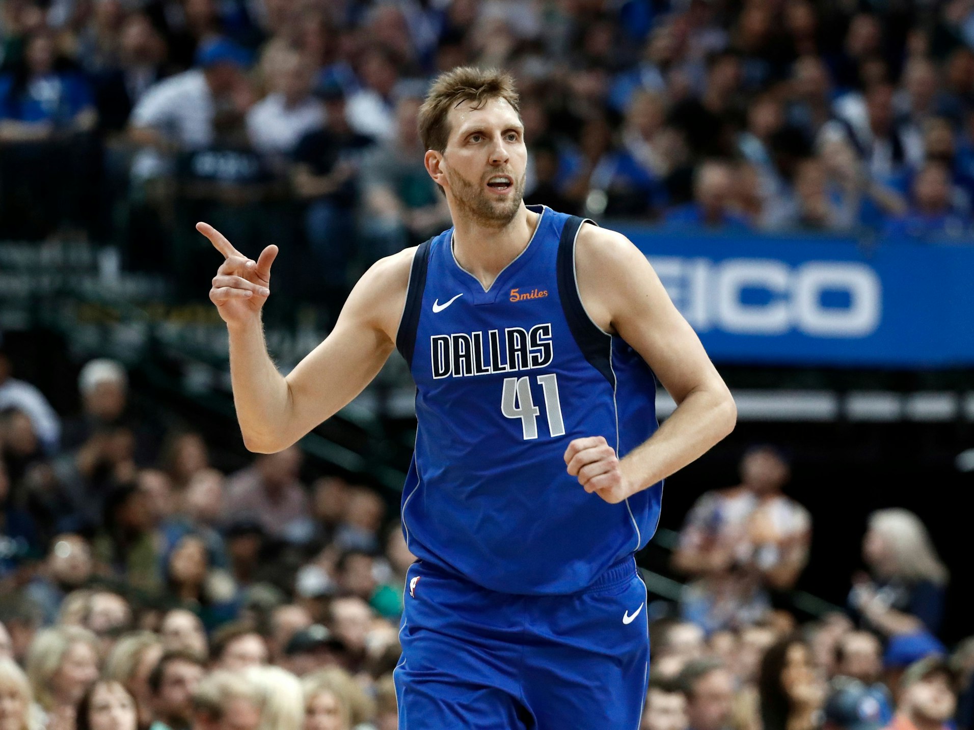 NBA-Legende Dirk Nowitzki bei einem Spiel der Mavericks in Dallas gegen die Phoenix Suns