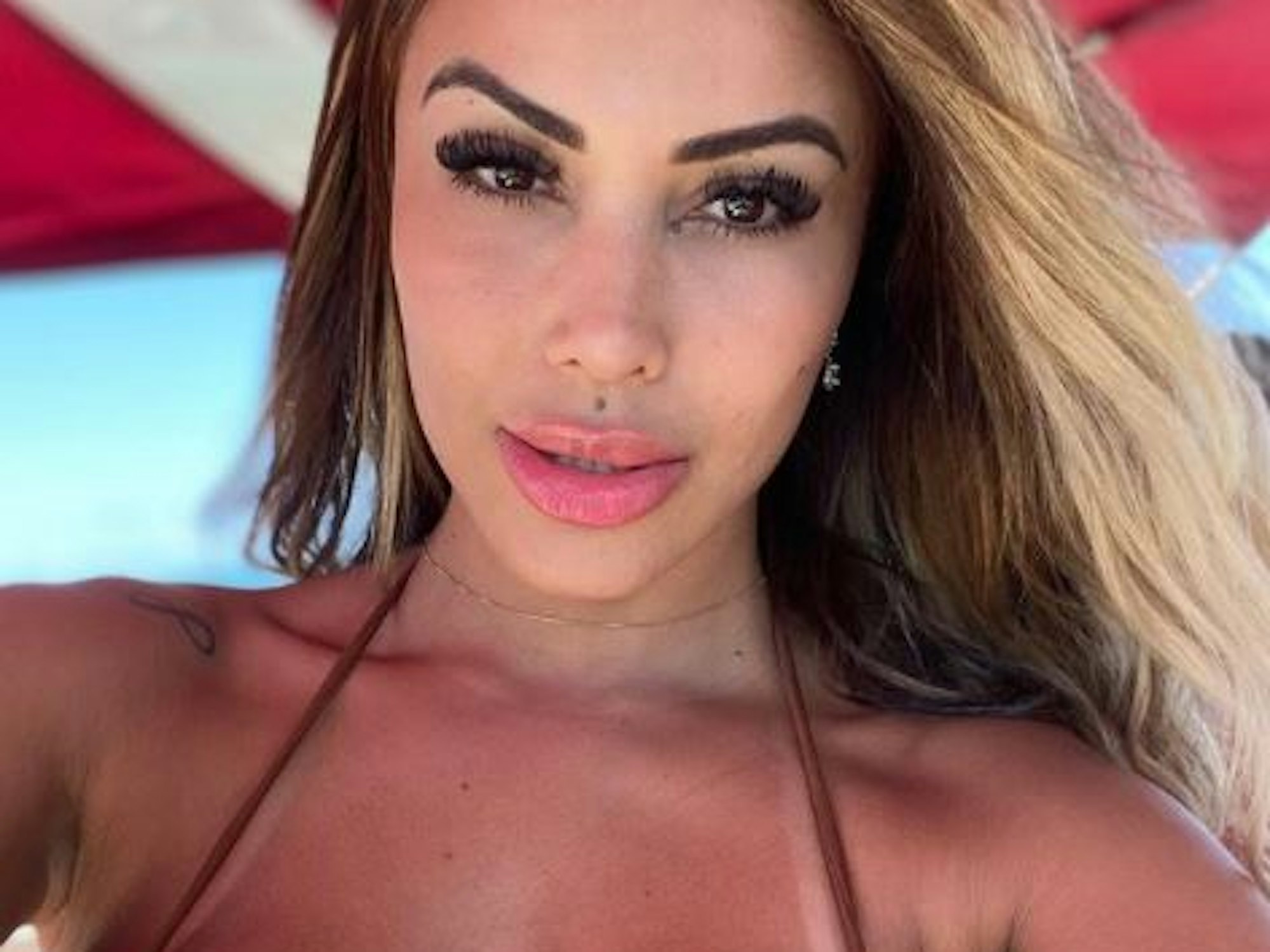 Instagram-Profil von Cris Galêra - der Screenshot vom 13.10.2021 zeigt sie im Bikini.