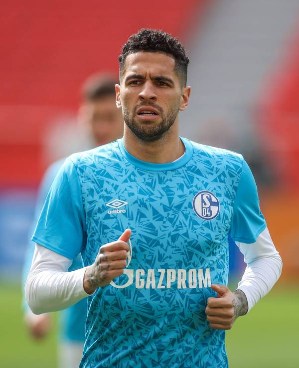 Omar Mascarell damals noch beim FC Schalke 04 gegen Bayer Leverkusen am 03. April 2021 wärmt sich auf