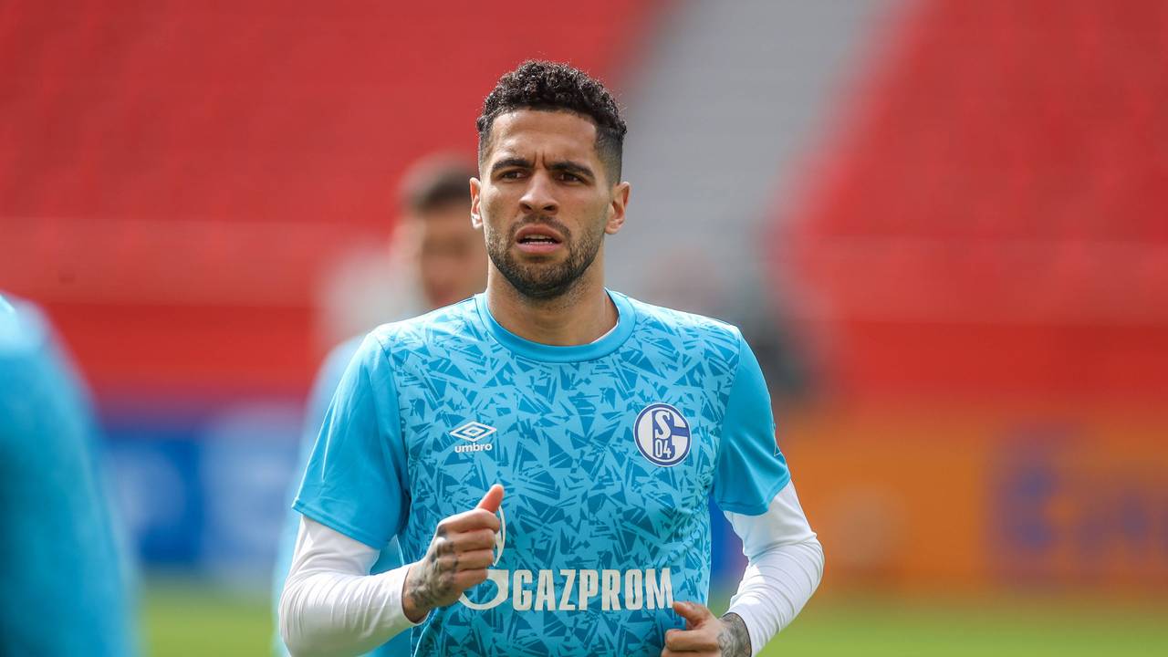Omar Mascarell damals noch beim FC Schalke 04 gegen Bayer Leverkusen am 03. April 2021 wärmt sich auf