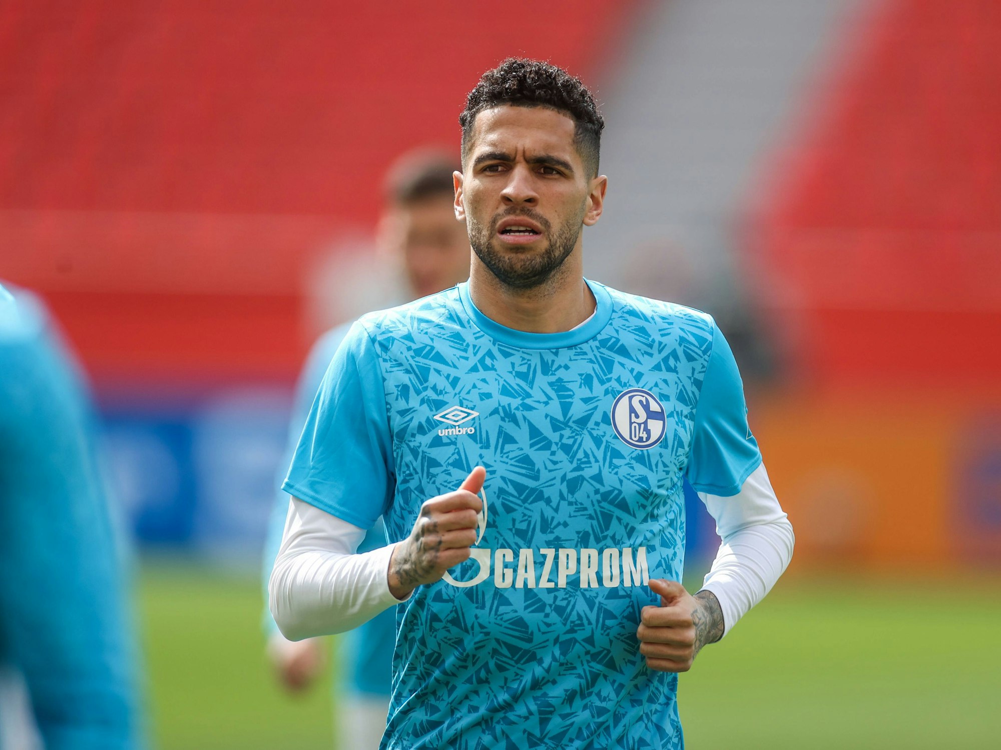 Omar Mascarell damals noch beim FC Schalke 04 gegen Bayer Leverkusen am 03. April 2021 wärmt sich auf