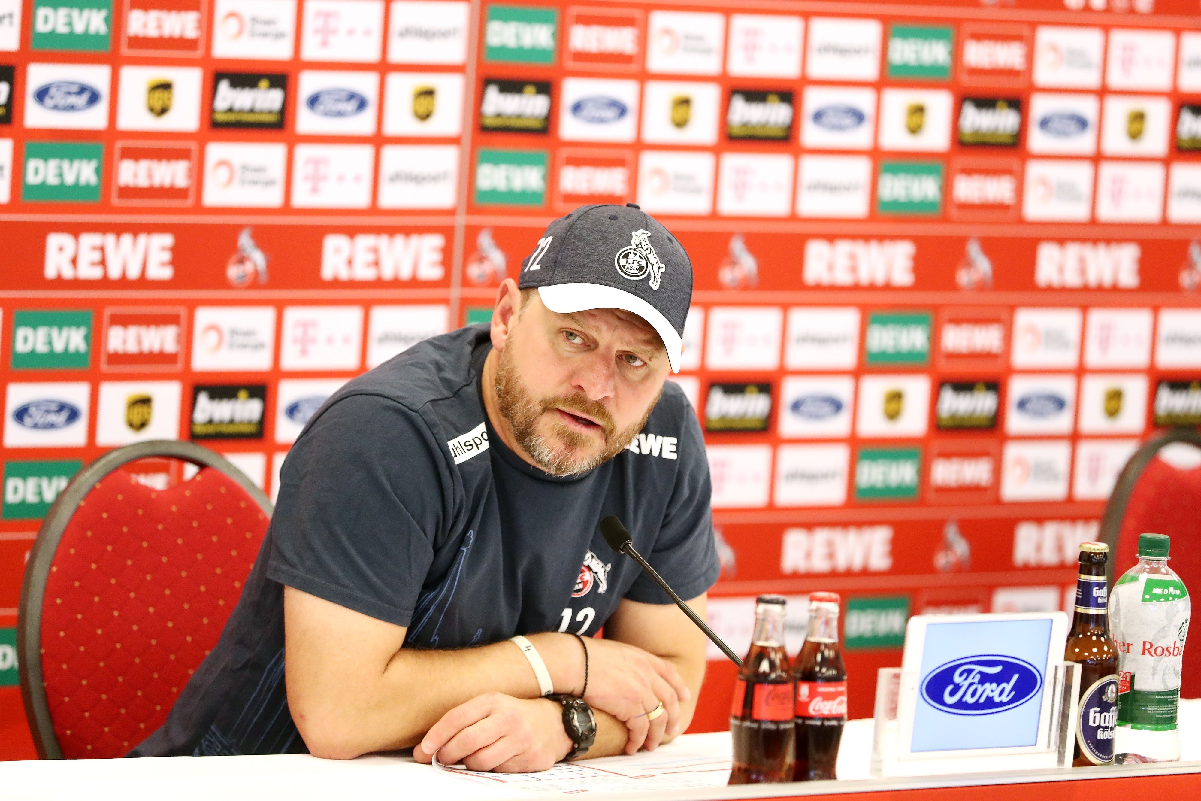 Steffen Baumgart gibt beim 1. FC Köln eine Pressekonferenz.