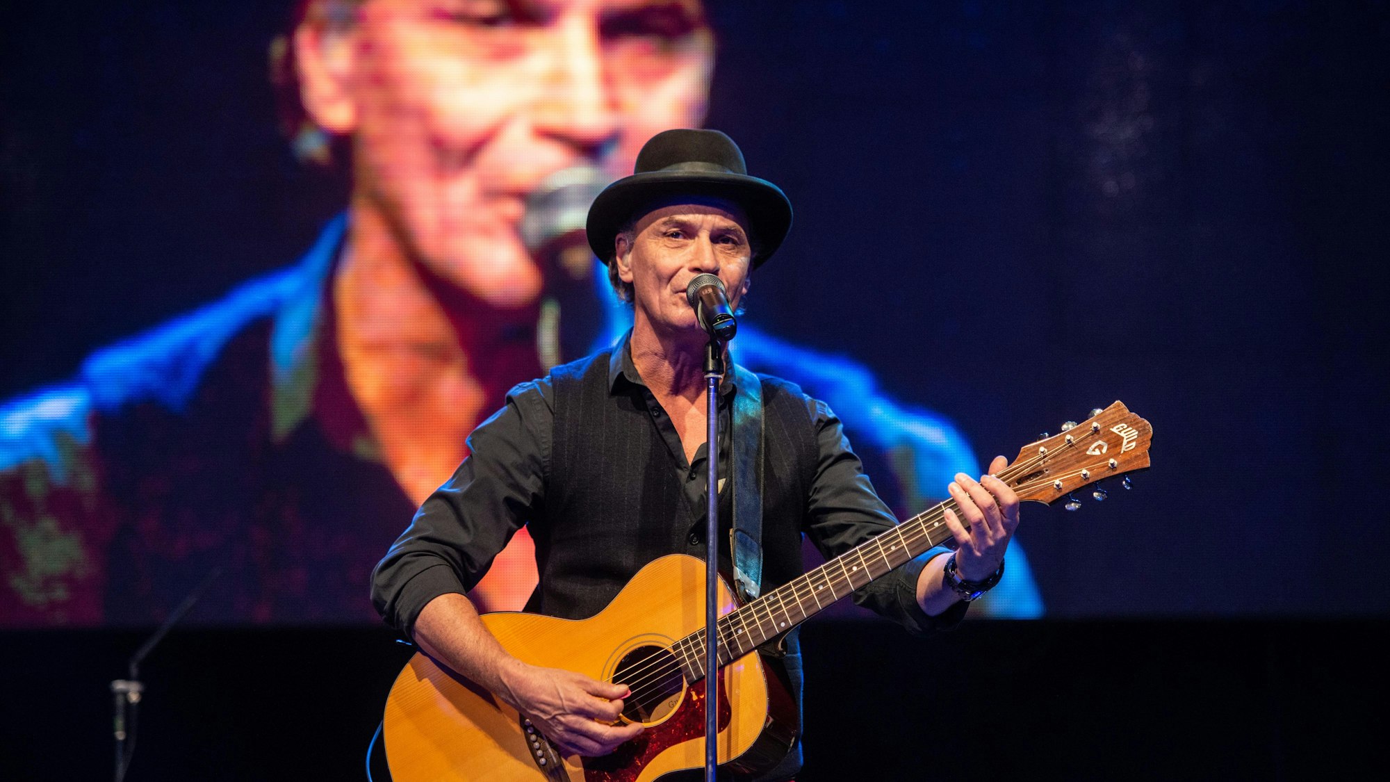 31.10.2020, Köln: Peter Brings auf der Bühne bei der Brings-Revue im Theater im Tanzbrunnen. Foto: Uwe Weiser