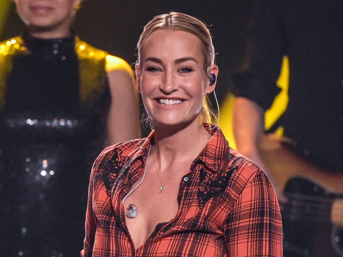 Sängerin Sarah Connor lächelt bei der ZDF-Aufzeichnung des Jahresrückblicks „Menschen 2019“.