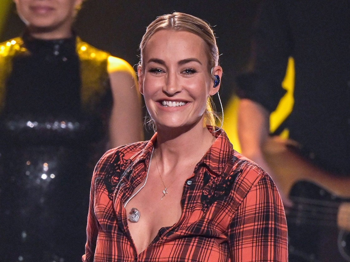 Sängerin Sarah Connor lächelt bei der ZDF-Aufzeichnung des Jahresrückblicks „Menschen 2019“.