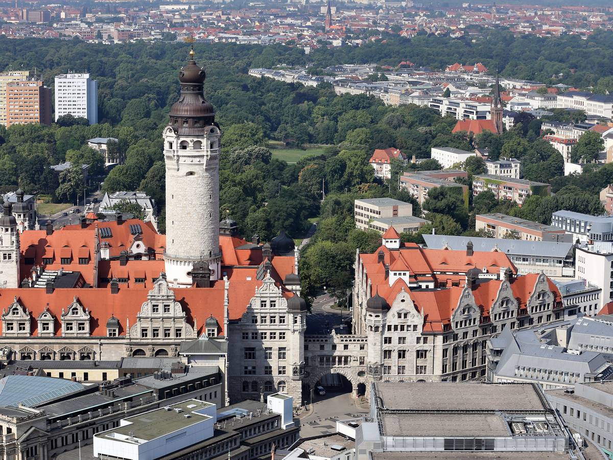 Leipzig ist eine Stadt mit vielen Facetten. Auf dem Foto (aufgenommen am 16. Juli 2014) sieht man das neue Rathaus in Leipzig (Sachsen).