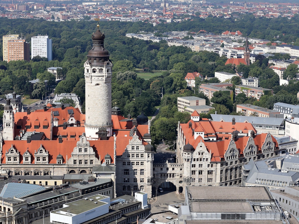 Leipzig ist eine Stadt mit vielen Facetten. Auf dem Foto (aufgenommen am 16. Juli 2014) sieht man das neue Rathaus in Leipzig (Sachsen).