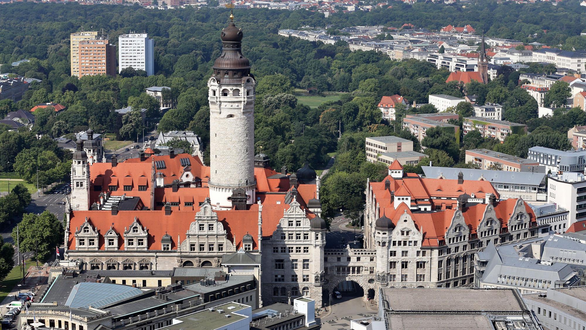 Leipzig ist eine Stadt mit vielen Facetten. Auf dem Foto (aufgenommen am 16. Juli 2014) sieht man das neue Rathaus in Leipzig (Sachsen).