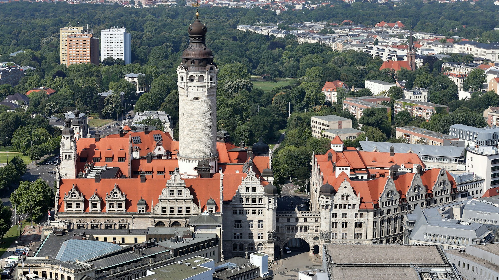 Leipzig ist eine Stadt mit vielen Facetten. Auf dem Foto (aufgenommen am 16. Juli 2014) sieht man das neue Rathaus in Leipzig (Sachsen).