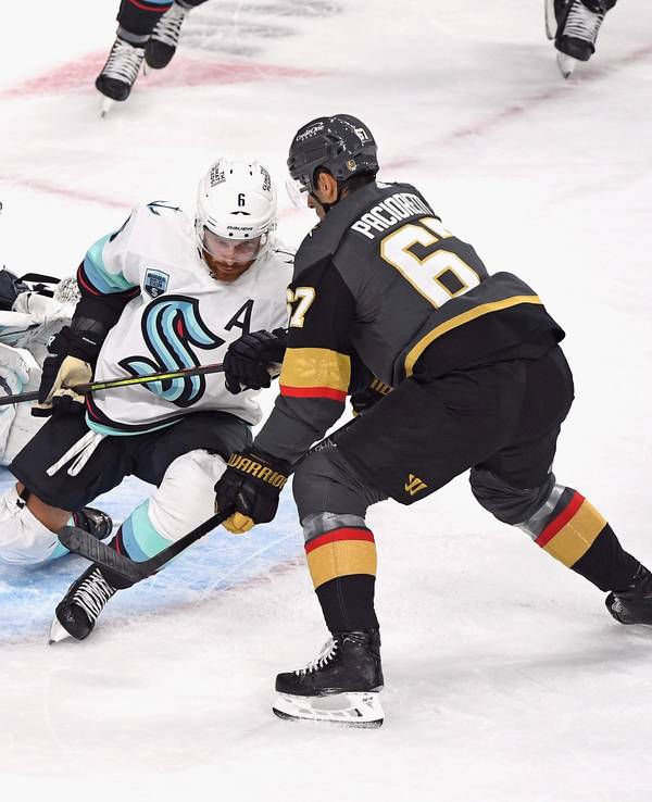Torwart Philipp Grubauer und Adam Larsson von den Seattle Kraken verloren bei der Premiere des neuen NHL-Teams am 12. Oktober gegen Max Pacioretty und die Las Vegas Golden Knights.