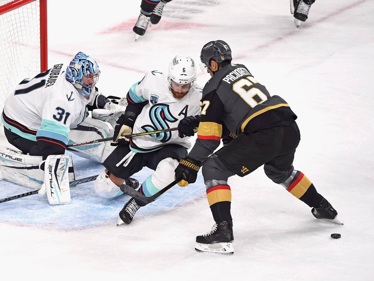 Torwart Philipp Grubauer und Adam Larsson von den Seattle Kraken verloren bei der Premiere des neuen NHL-Teams am 12. Oktober gegen Max Pacioretty und die Las Vegas Golden Knights.