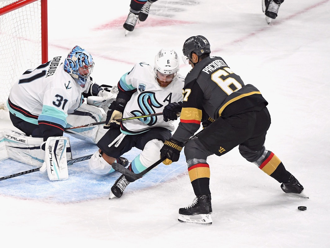 Torwart Philipp Grubauer und Adam Larsson von den Seattle Kraken verloren bei der Premiere des neuen NHL-Teams am 12. Oktober gegen Max Pacioretty und die Las Vegas Golden Knights.