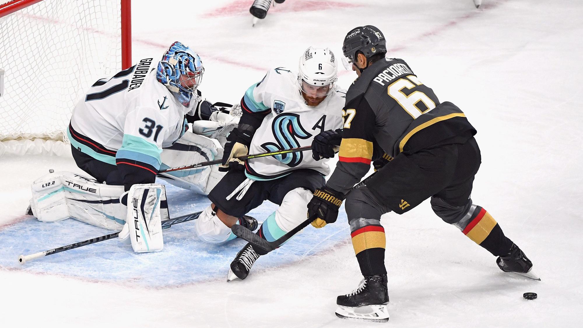Torwart Philipp Grubauer und Adam Larsson von den Seattle Kraken verloren bei der Premiere des neuen NHL-Teams am 12. Oktober gegen Max Pacioretty und die Las Vegas Golden Knights.