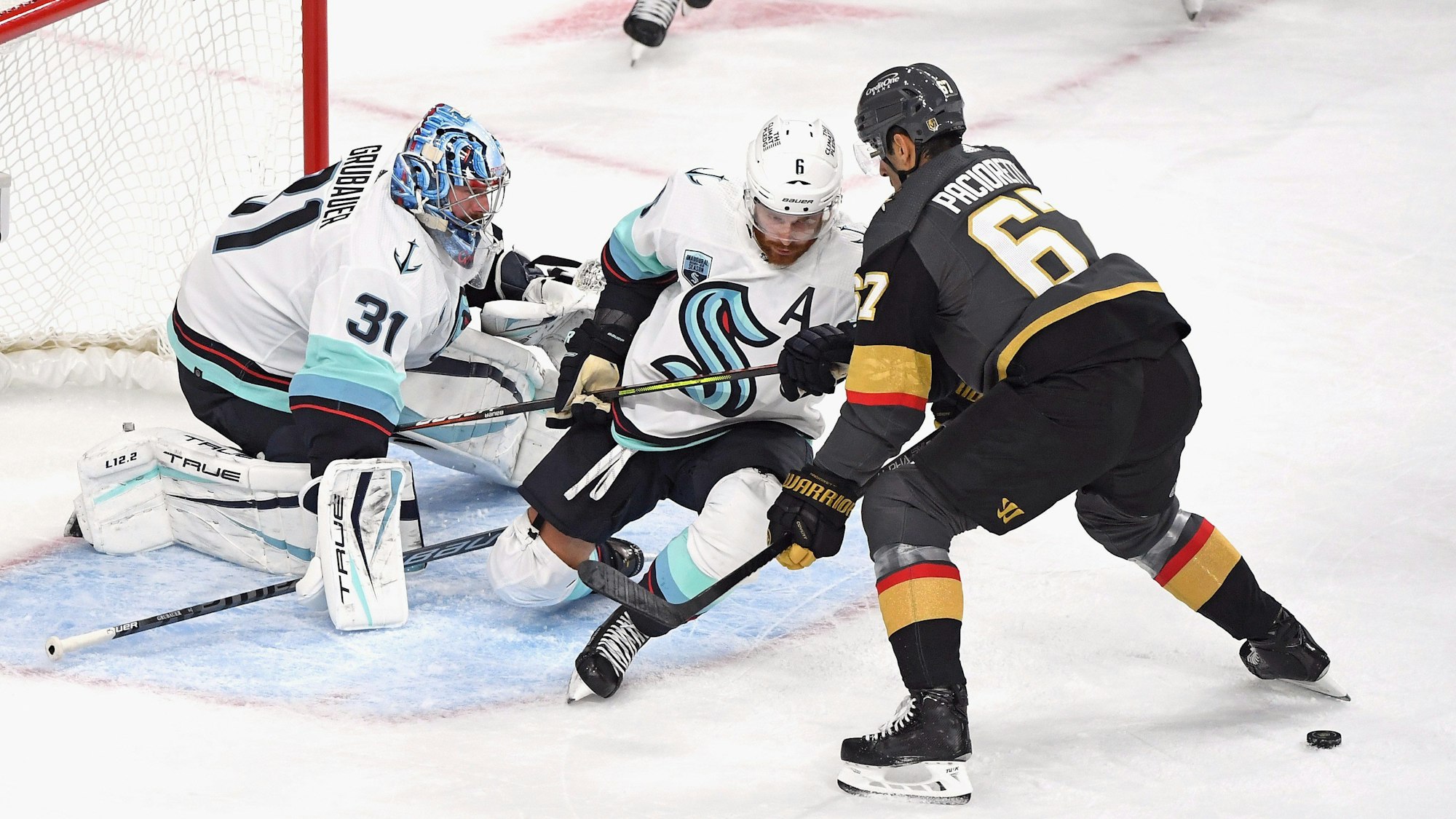 Torwart Philipp Grubauer und Adam Larsson von den Seattle Kraken verloren bei der Premiere des neuen NHL-Teams am 12. Oktober gegen Max Pacioretty und die Las Vegas Golden Knights.