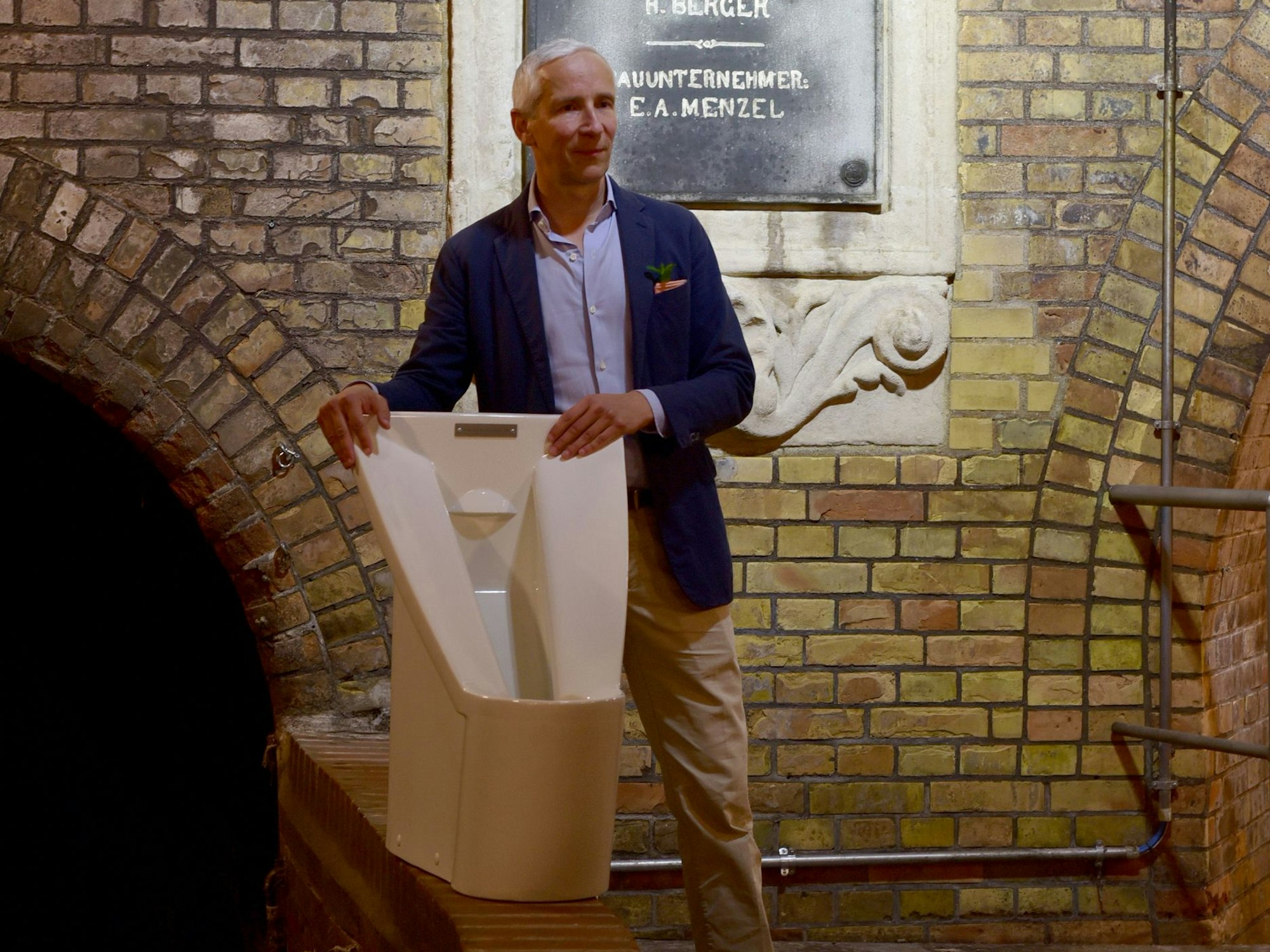 Martin Rendel demonstriert Idee zu seiner Erfindung: Die schräge Toilette