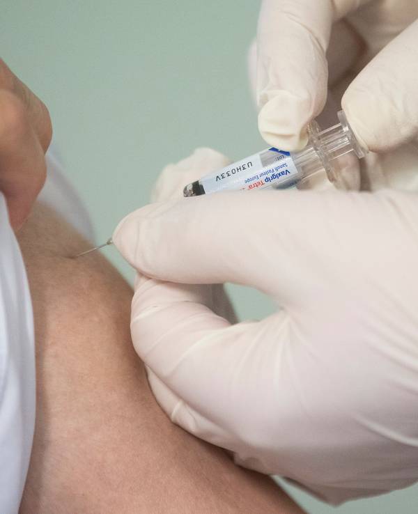 Eine Ärztin impft einen Mann mit dem Influenza-Impfstoff Vaxigrip Tetra von Sanofi Pasteur in der niedersächsischen Staatskanzlei.