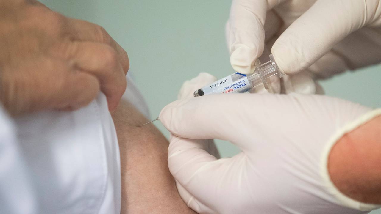 Eine Ärztin impft einen Mann mit dem Influenza-Impfstoff Vaxigrip Tetra von Sanofi Pasteur in der niedersächsischen Staatskanzlei.