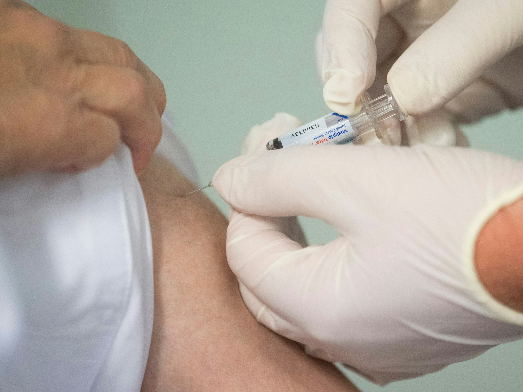 Eine Ärztin impft einen Mann mit dem Influenza-Impfstoff Vaxigrip Tetra von Sanofi Pasteur in der niedersächsischen Staatskanzlei.