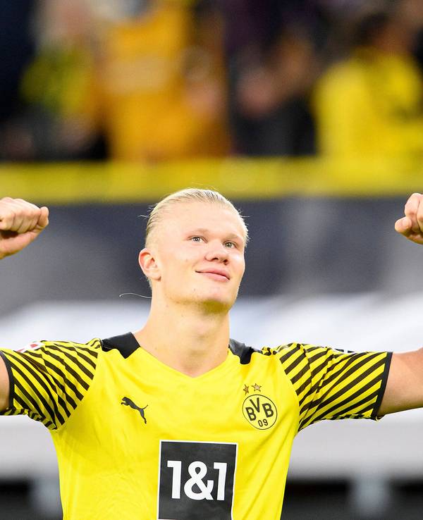 Erling Haaland jubelt und ballt die Fäuste auf Kopfhöhe.