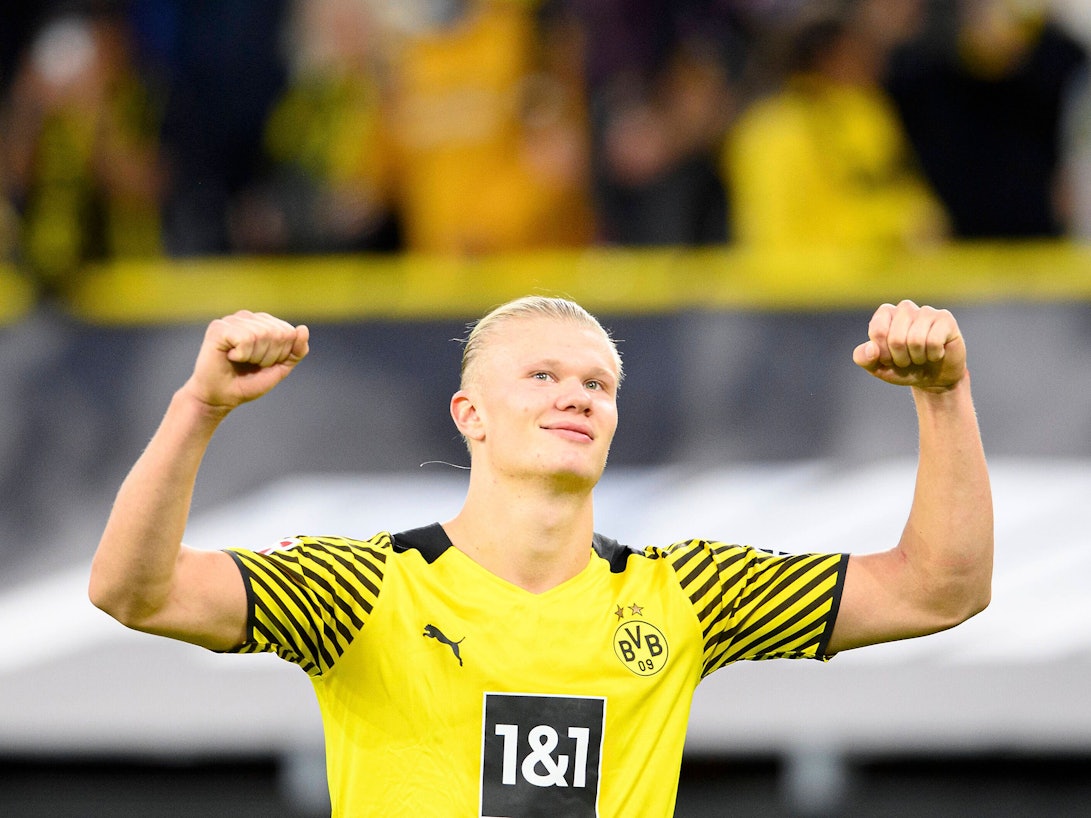 Erling Haaland jubelt und ballt die Fäuste auf Kopfhöhe.