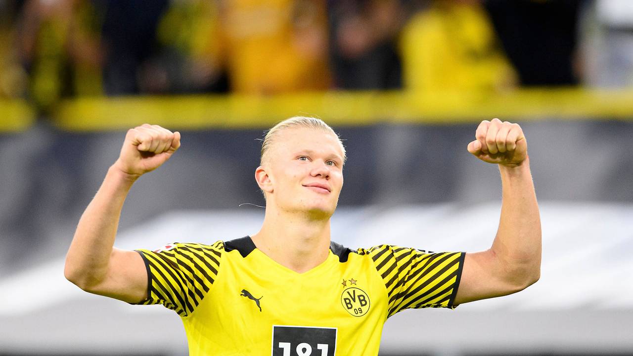 Erling Haaland jubelt und ballt die Fäuste auf Kopfhöhe.