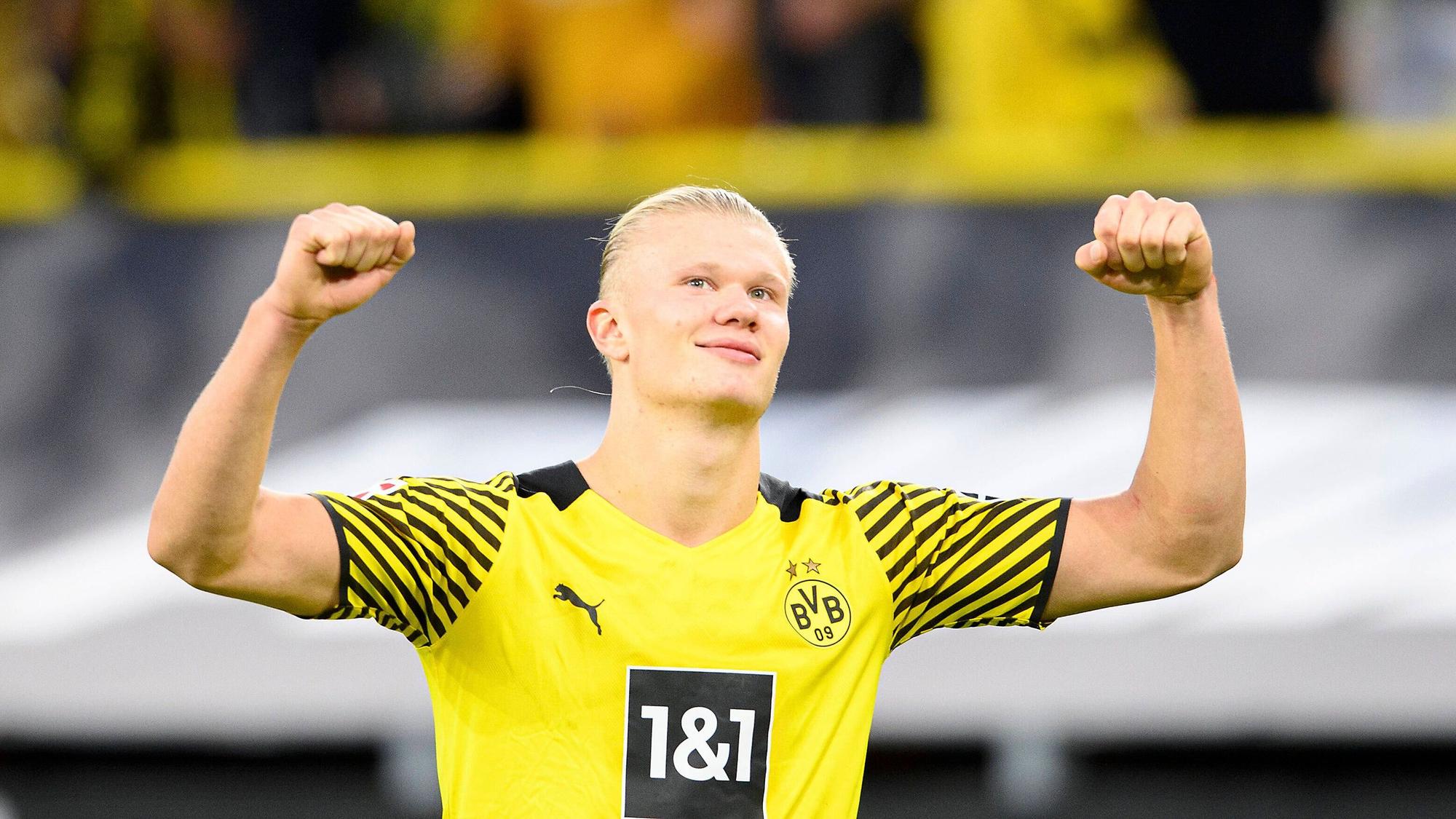Erling Haaland jubelt und ballt die Fäuste auf Kopfhöhe.