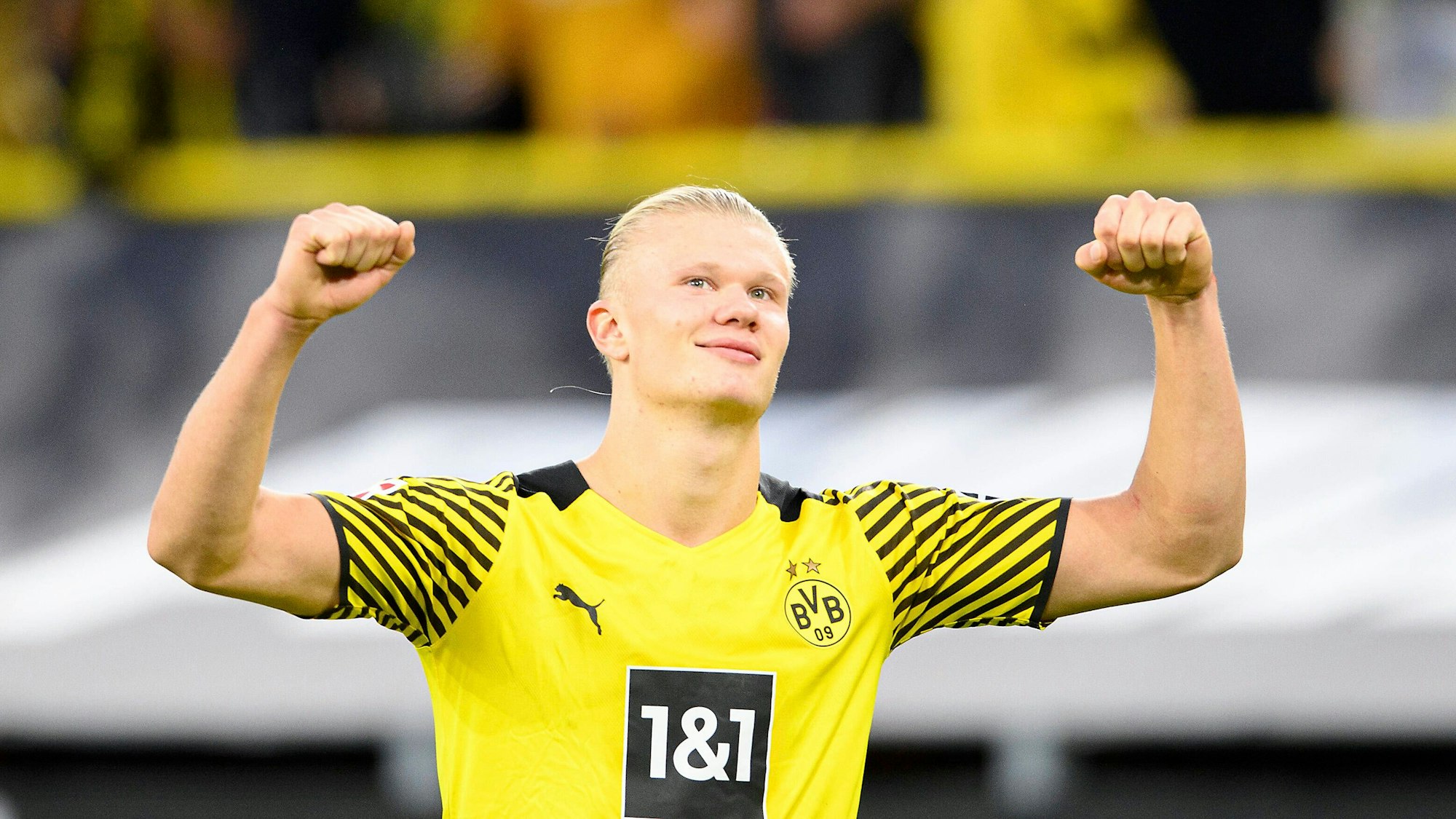 Erling Haaland jubelt und ballt die Fäuste auf Kopfhöhe.