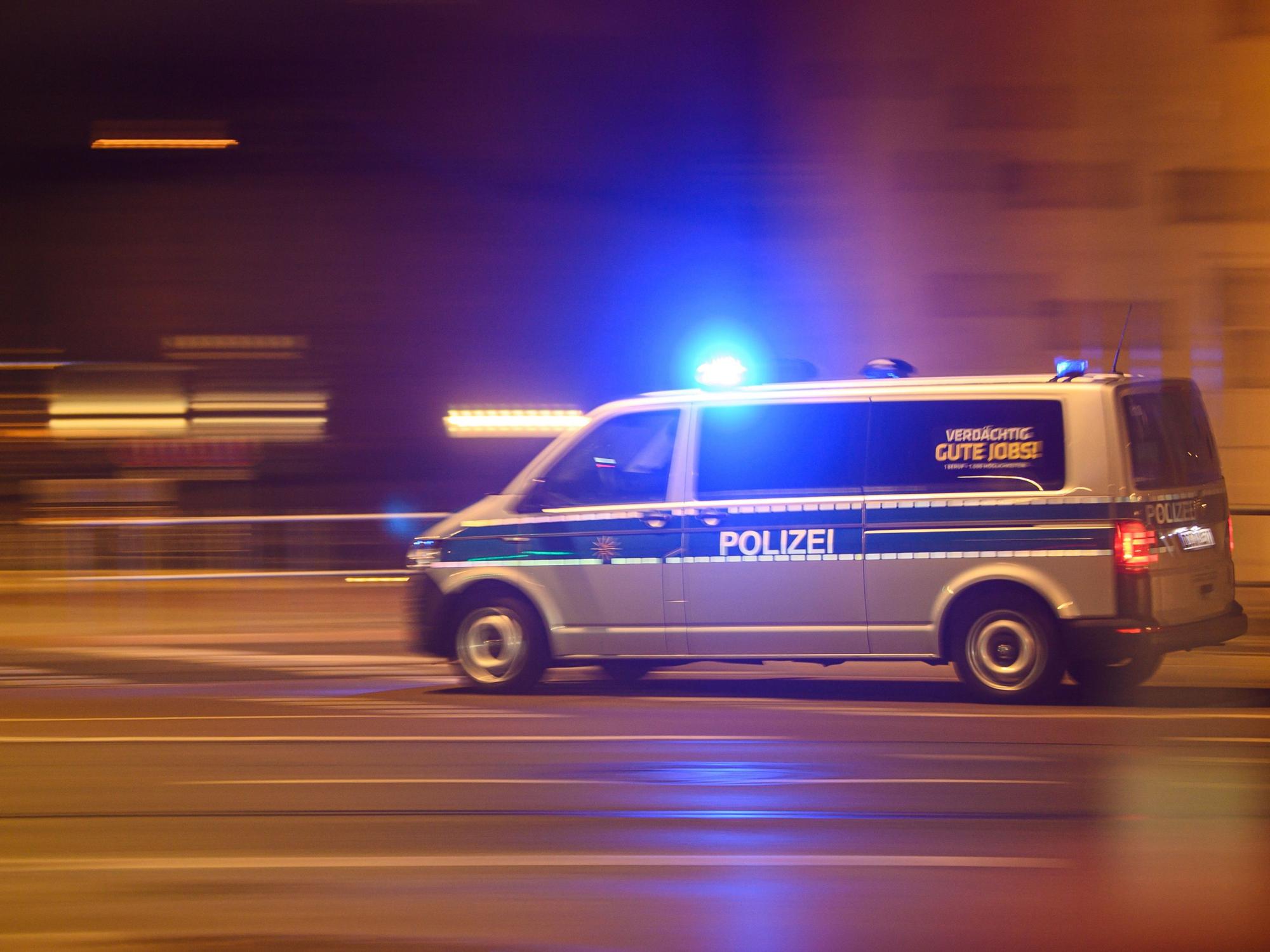 Inzwischen ist der Vermisste wieder aufgetaucht. Unser Symbolfoto zeigt einen Polizeiwagen mit Blaulicht bei einem Einsatz.