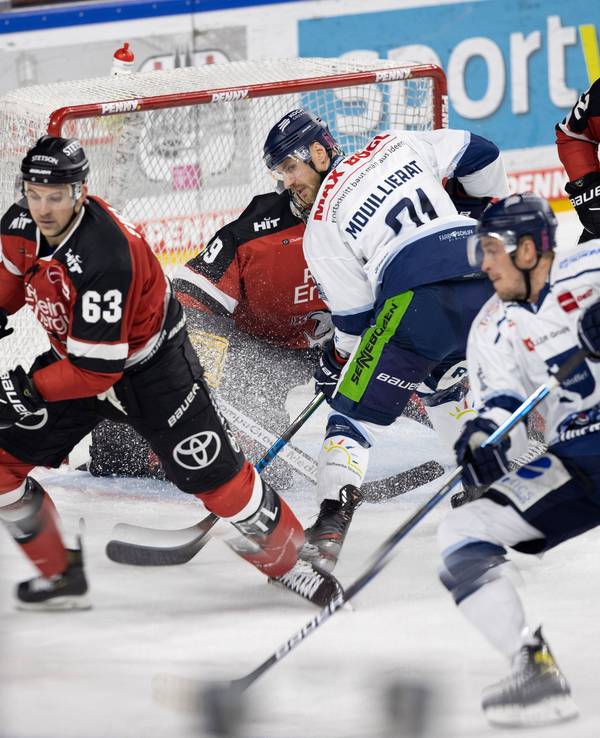 Duell um den Puck im DEL-Spiel der Kölner Haie gegen die Straubing Tigers.