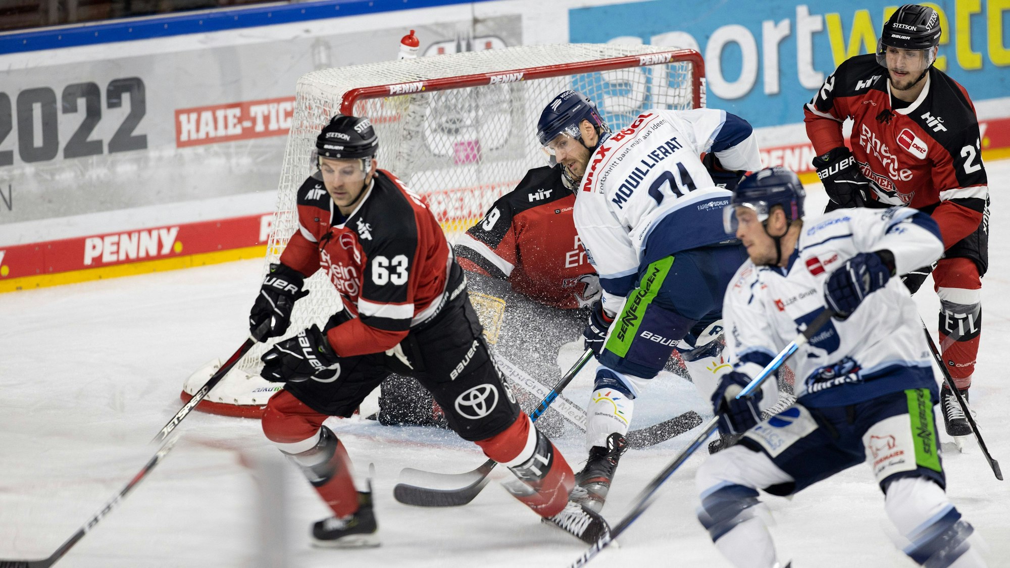 Duell um den Puck im DEL-Spiel der Kölner Haie gegen die Straubing Tigers.