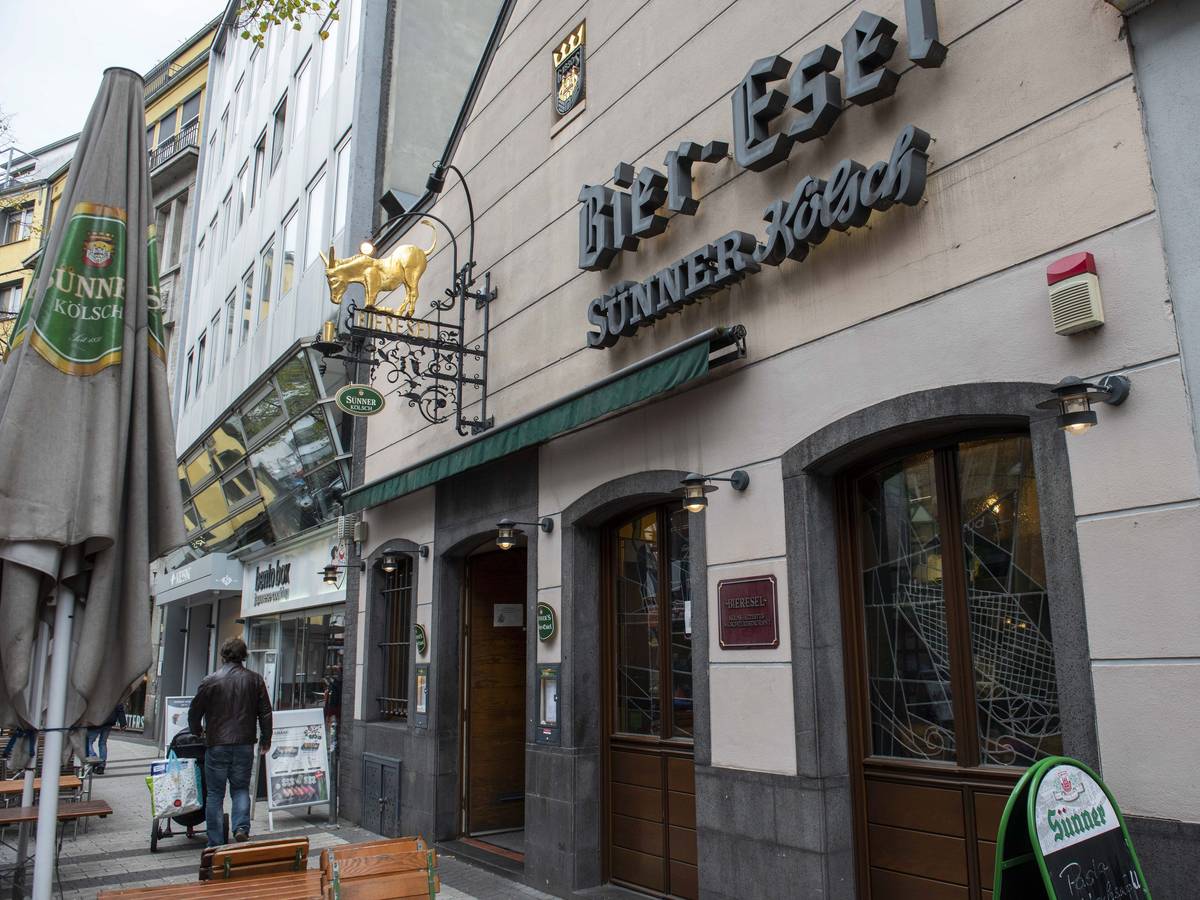 Die Kölner Kneipe Bier-Esel an der Breite Straße von außen.