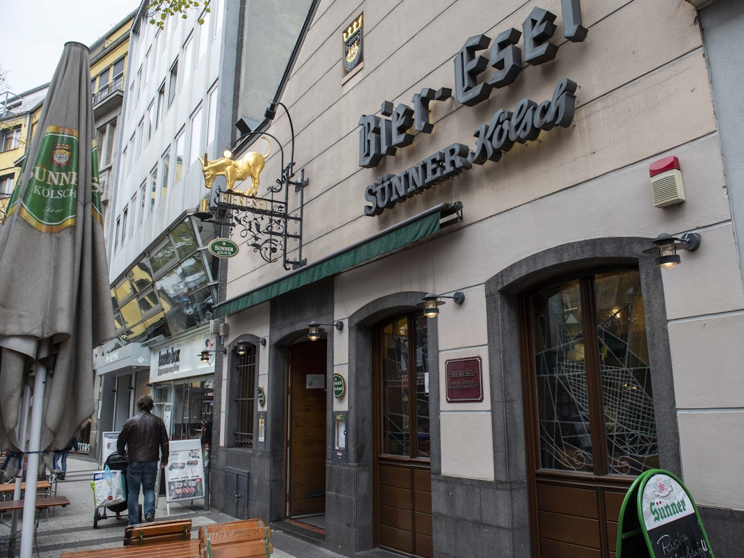 Die Kölner Kneipe Bier-Esel an der Breite Straße von außen.