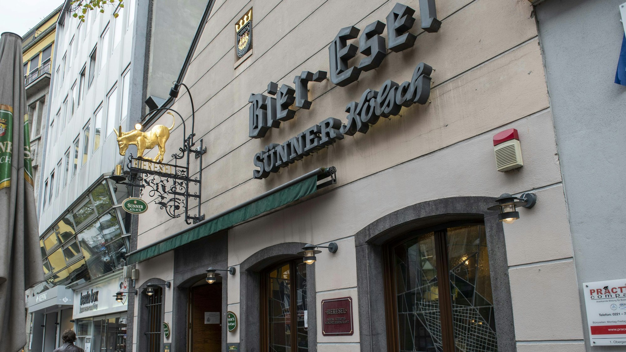 Die Kölner Kneipe Bier-Esel an der Breite Straße von außen.