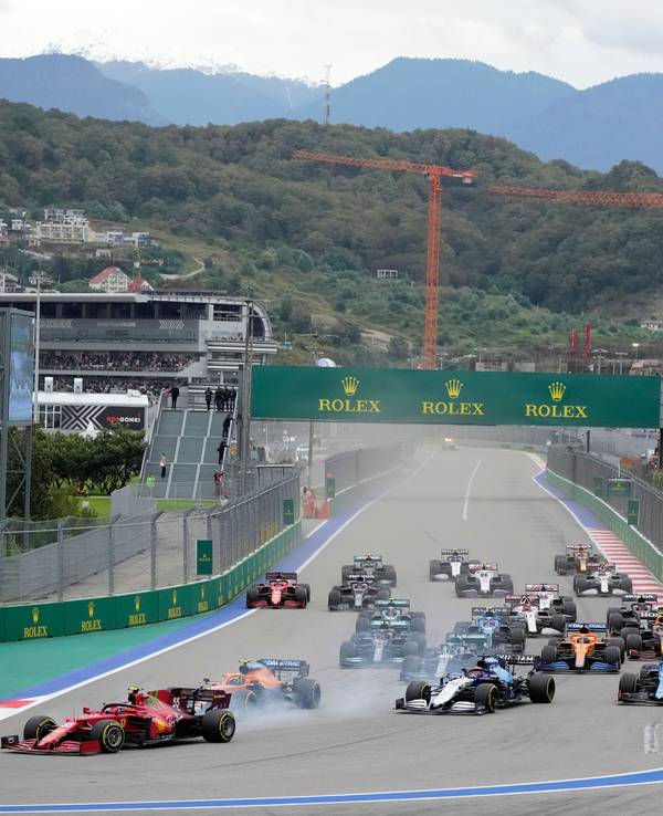 Das Fahrerfeld der Formel 1 beim Start des Grand Prix in Sotschi.