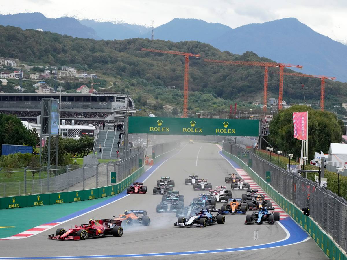 Das Fahrerfeld der Formel 1 beim Start des Grand Prix in Sotschi.