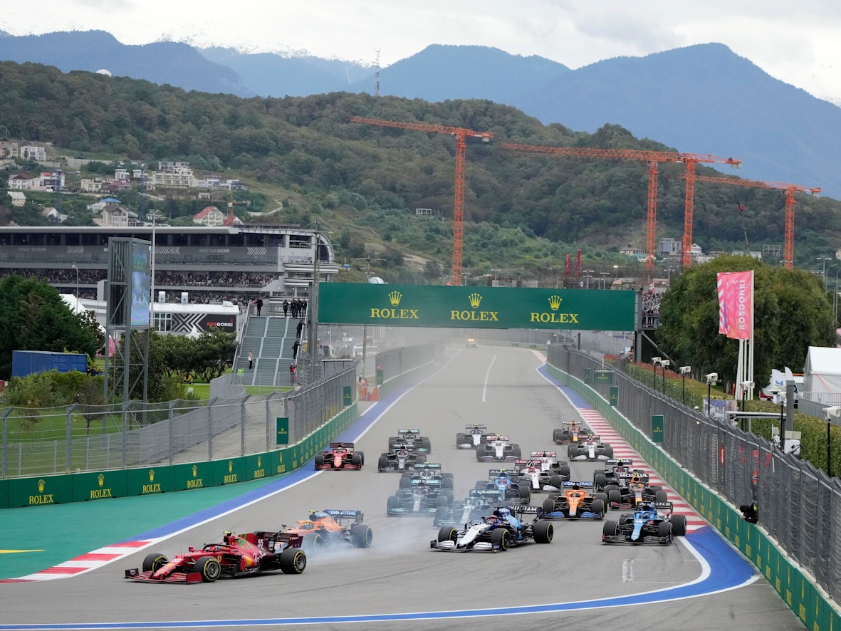 Das Fahrerfeld der Formel 1 beim Start des Grand Prix in Sotschi.