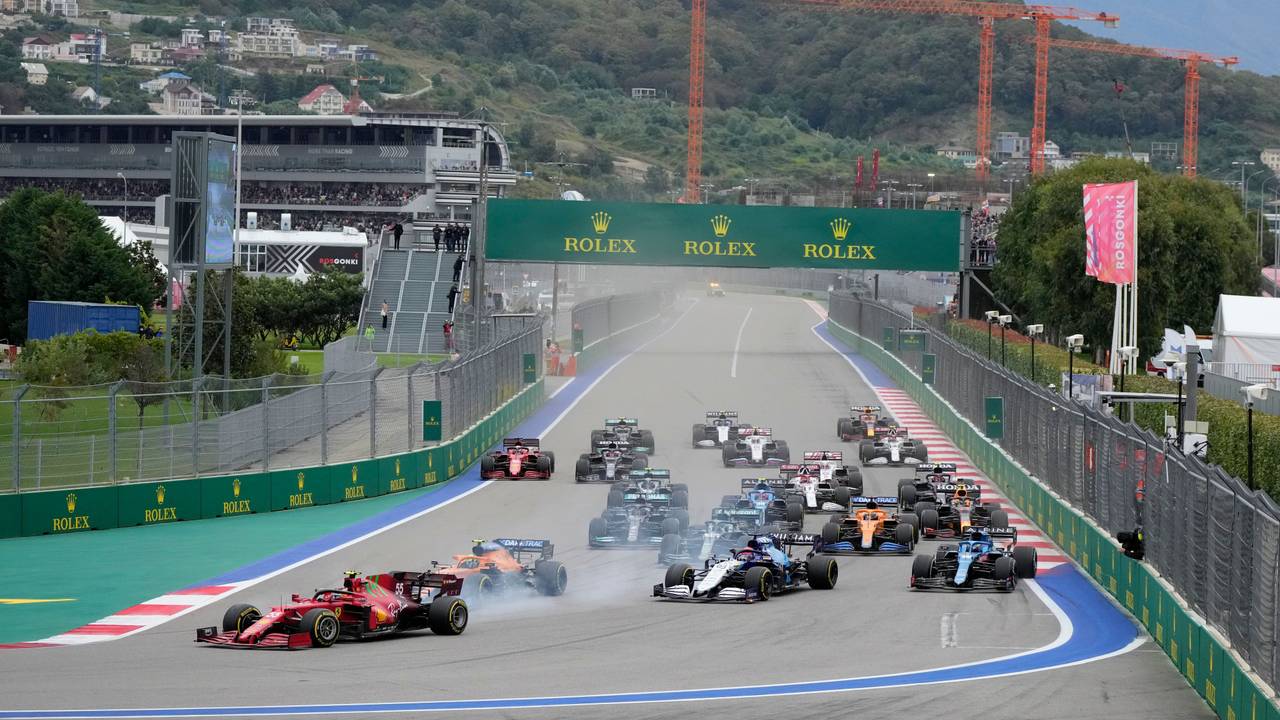 Das Fahrerfeld der Formel 1 beim Start des Grand Prix in Sotschi.