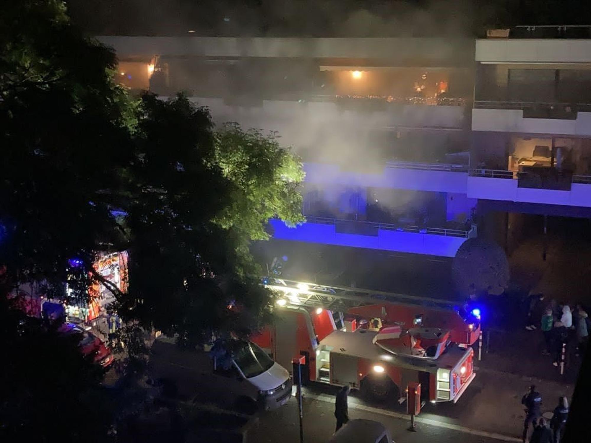Mehrere Einsatzfahrzeuge stehen auf der Rheinaustraße in Bonn-Beuel.