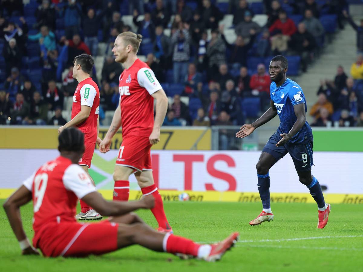 Ihlas Bebou jubelt für die TSG Hoffenheim, die Spieler des 1. FC Köln sind frustriert.