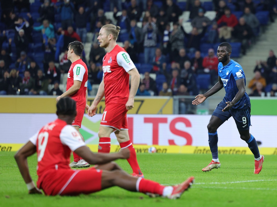 Ihlas Bebou jubelt für die TSG Hoffenheim, die Spieler des 1. FC Köln sind frustriert.