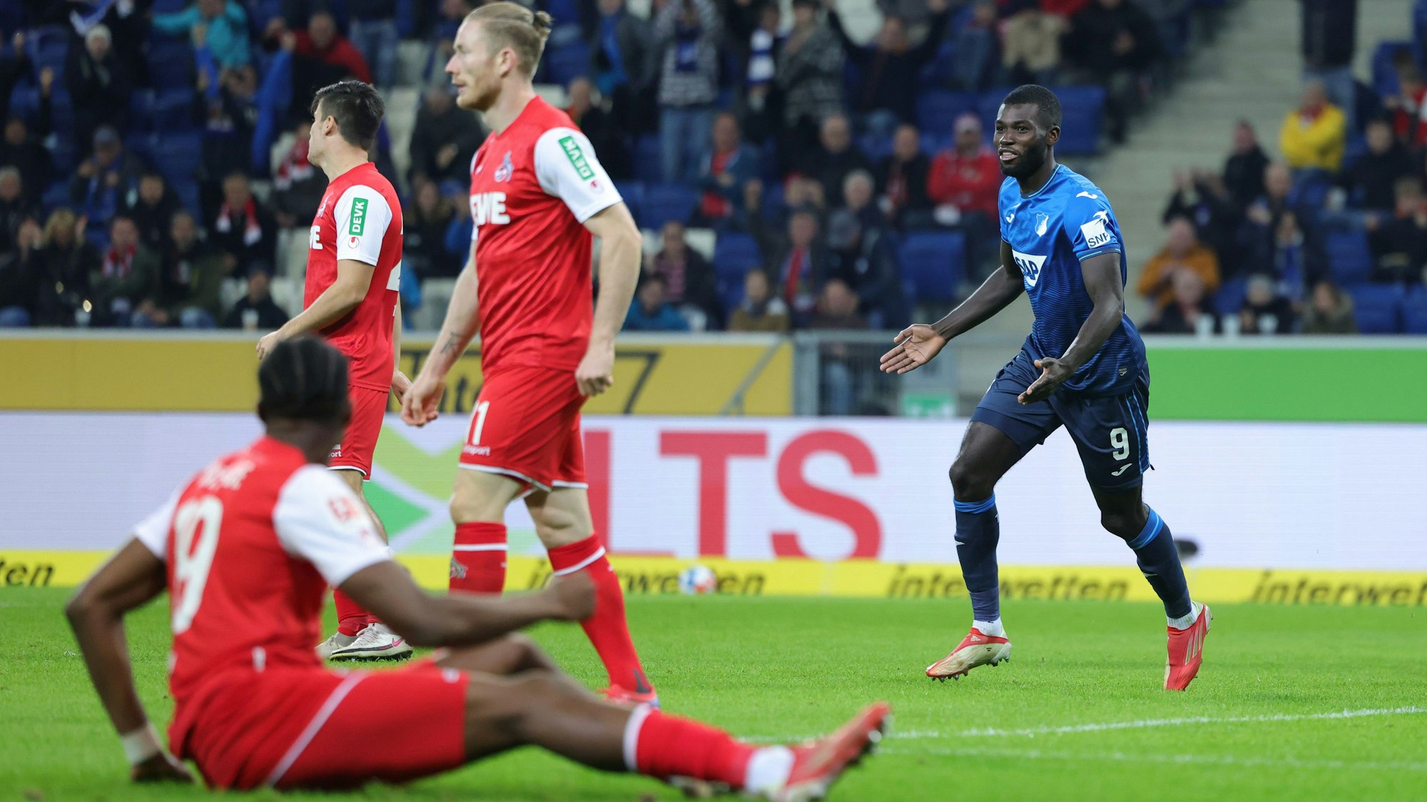 Ihlas Bebou jubelt für die TSG Hoffenheim, die Spieler des 1. FC Köln sind frustriert.
