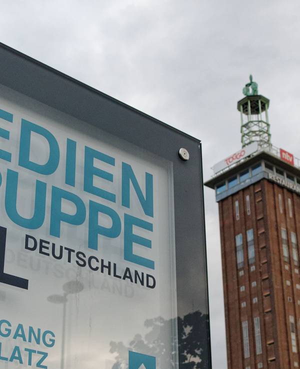 Ein Firmenschild der Mediengruppe RTL Deutschland steht vor dem Firmengebäude. Die RTL-Mediengruppe übernimmt die deutschen Magazingeschäfte und -marken des Hamburger Zeitschriftenverlags Gruner + Jahr. Der Abschluss der Transaktion ist für den 1. Januar 2022 vorgesehen, wie die RTL Group am 06.08.2021 in Luxemburg mitteilte. +++ dpa-Bildfunk +++