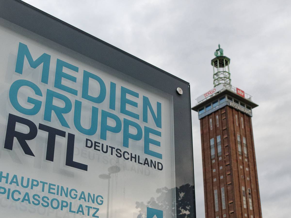 Ein Firmenschild der Mediengruppe RTL Deutschland steht vor dem Firmengebäude. Die RTL-Mediengruppe übernimmt die deutschen Magazingeschäfte und -marken des Hamburger Zeitschriftenverlags Gruner + Jahr. Der Abschluss der Transaktion ist für den 1. Januar 2022 vorgesehen, wie die RTL Group am 06.08.2021 in Luxemburg mitteilte. +++ dpa-Bildfunk +++